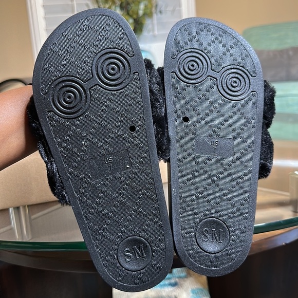 Women’s Steve Madden Black furry slides marked a 7 size up so sizing as a 6 - Picture 5 of 6
